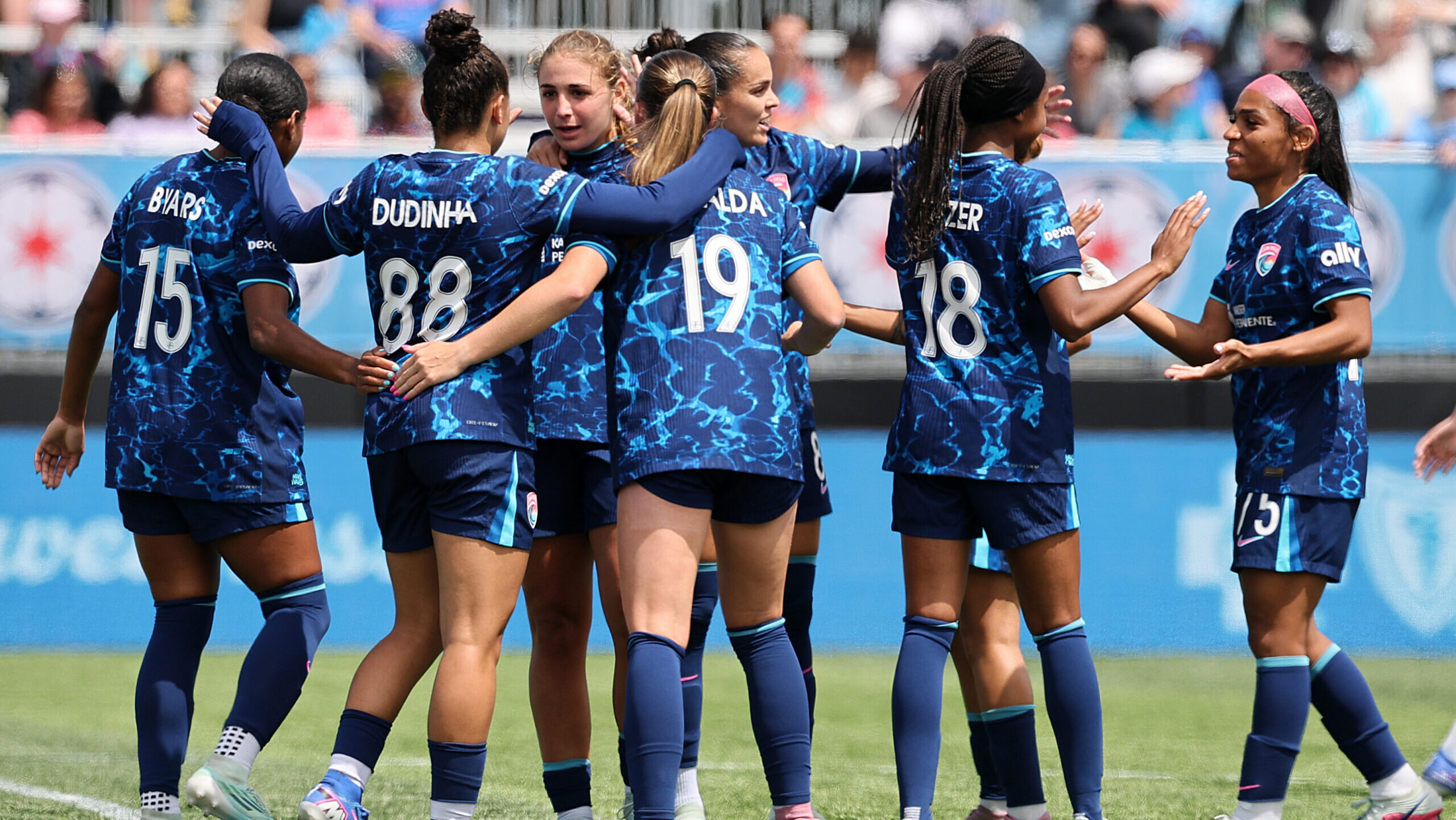 Jugadoras de San Diego Wave celebran durante el partido ante Chicago Stars